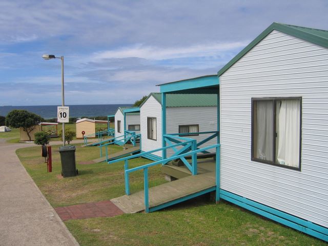 Breakers Holiday Park - Caves Beach: Cottage accommodation ideal for families, couples and singles