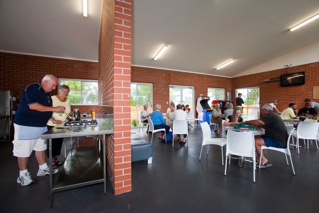 Toowoon Bay Holiday Park - Toowoon Bay: Modern camp kitchen and dining area