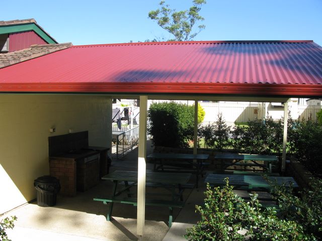 The Clog Barn Holiday Park - Coffs Harbour: Camp kitchen and BBQ area