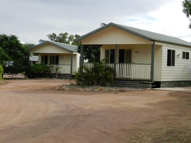 Bailey Bar Caravan Park - Charleville: Cottage accommodation, ideal for families, couples and singles.  Photo by Ross Bignell.
