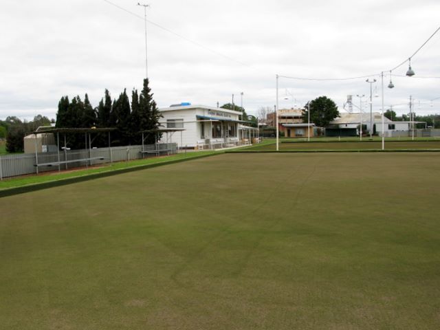 Gordon Park Caravan Park - Charlton: The Bowling Club is adjacent to the Camping Grounds