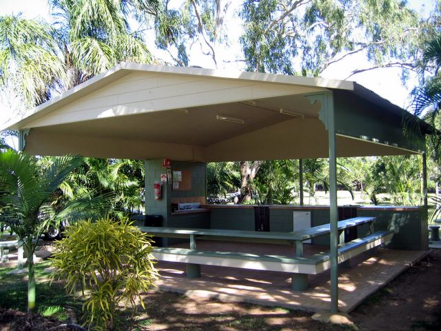 Aussie Outback Oasis Cabin & Van Village - Charters Towers: Camp kitchen and BBQ area