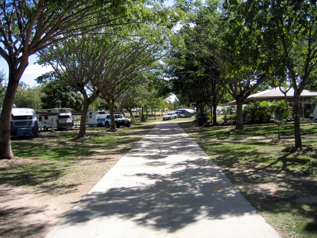 Aussie Outback Oasis Cabin & Van Village - Charters Towers: Good paved roads throughout the park