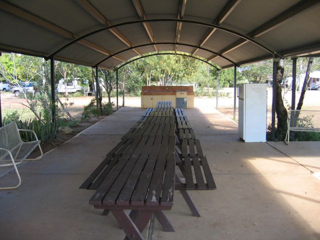 Dalrymple Tourist Van Park - Charters Towers: Camp kitchen and BBQ area