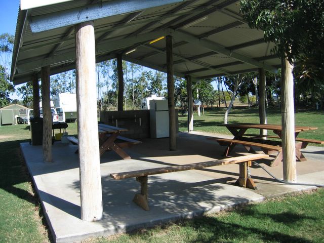Charters Towers Tourist Park - Charters Towers: Camp kitchen and BBQ area