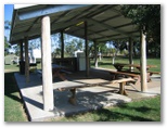 Charters Towers Tourist Park - Charters Towers: Camp kitchen and BBQ area