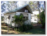 Sugar Bowl Caravan Park - Childers: Cottage accommodation ideal for families, couples and singles