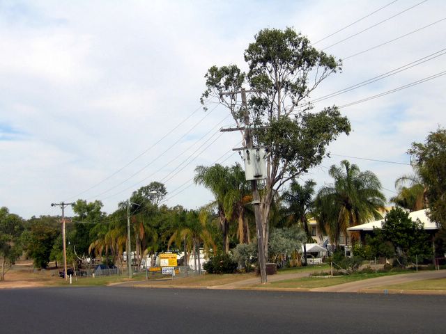 Clermont Caravan Park - Clermont: Overview of the park from the street