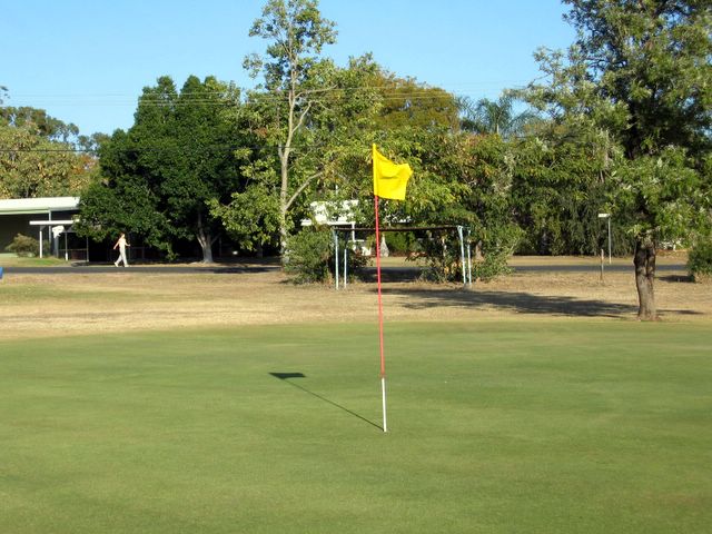 Clermont Golf Course - Clermont: Green on Hole 7