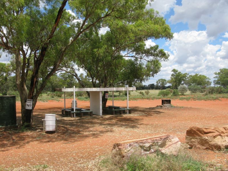 Barrier Highway Bulla Park Rest Area - Cobar: Shaded picnic facilities