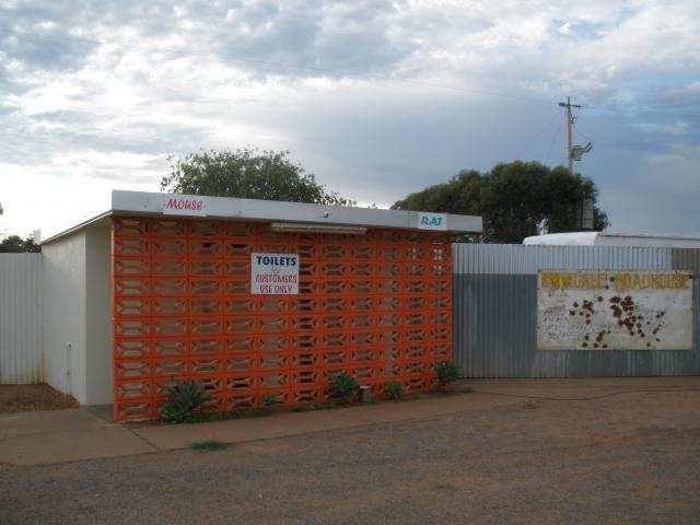 Barrier Highway Emmdale Roadhouse - Cobar: Outback Toilet/Showers for camping customers only,always clean