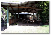 Cobbold Camping Village - Forsayth: Shady dining area