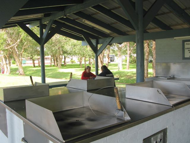 Park Beach Holiday Park 2009 - Coffs Harbour: Camp kitchen and BBQ area