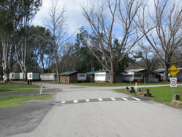 Cohuna Waterfront Holiday Park - Cohuna: Good paved roads throughout the park