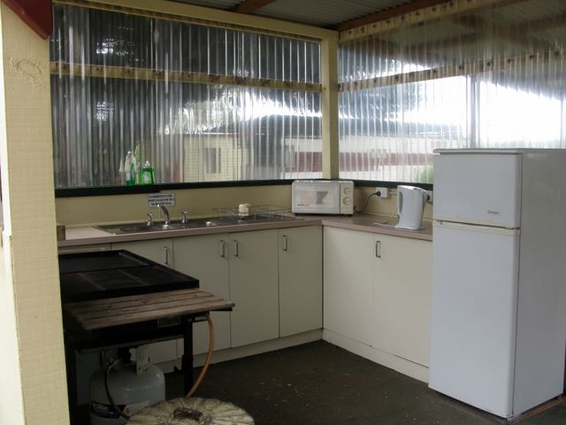 Colac Caravan and Cabin Park - Colac: Interior of camp kitchen