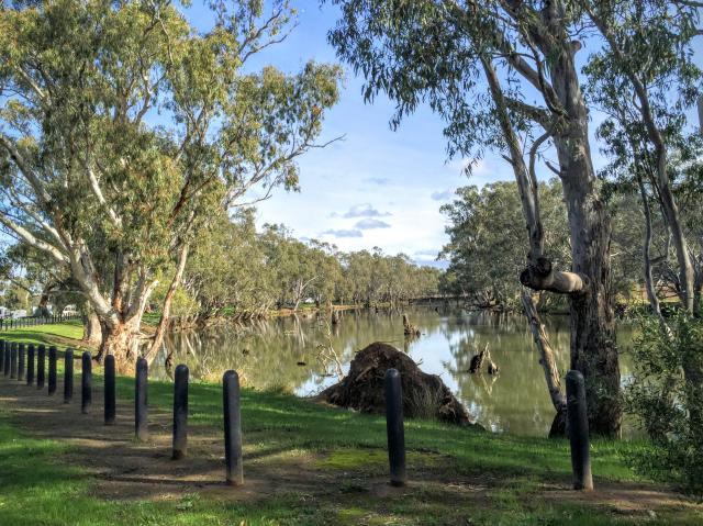 Aysons Reserve Camping Area - Burnewang: The river is peaceful and calm for most of the time but probably not a good idea to swim in it.