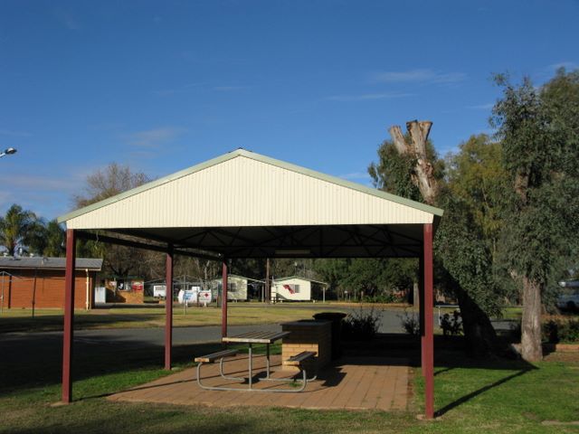 Riverview Caravan Park - Condobolin: BBQ and picnic area