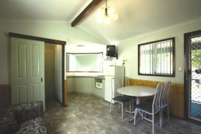 Coogee Beach Holiday Park - Coogee: Dining and kitchen in Holiday Unit