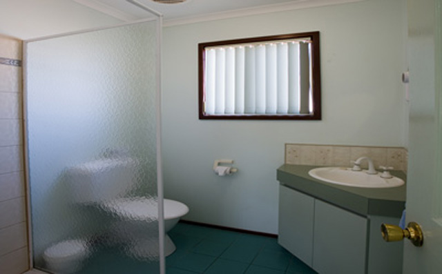 Coogee Beach Holiday Park - Coogee: Deluxe one bedroom unit showing bathroom.
