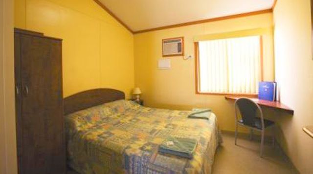 Coogee Beach Holiday Park - Coogee: Interior of motel cabin