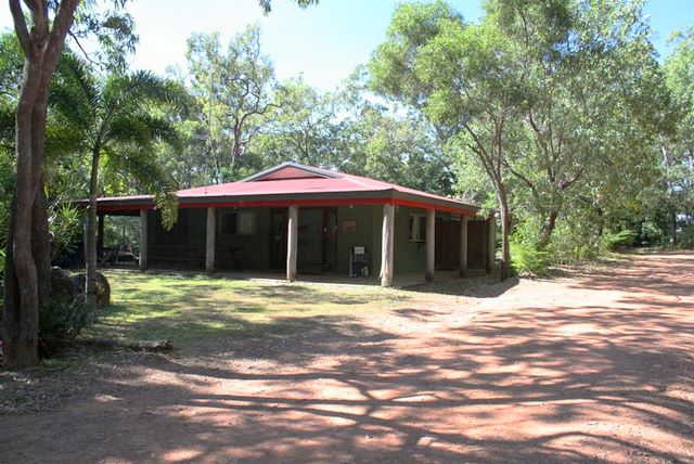 Cooktown Caravan Park - Cooktown: Camp kitchen and BBQ area