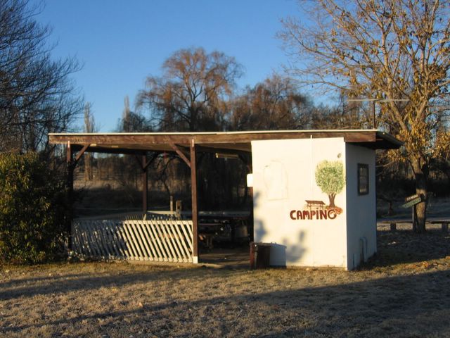 Cunningham Caravan Park - Coolah: Camp kitchen and BBQ area