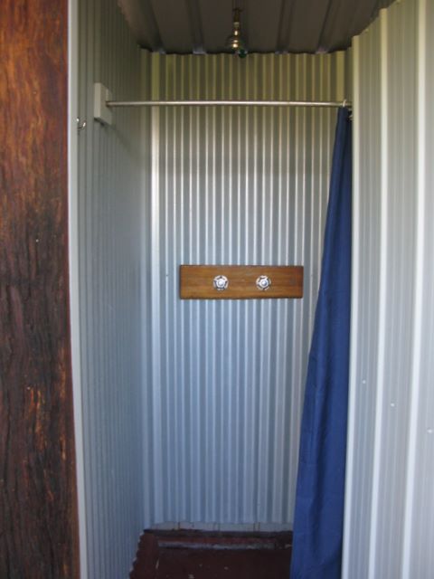 Glenron - Coolah: Shower recess with curtain