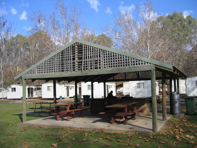 Ball Park Caravan Park - Corowa: Camp kitchen and BBQ area