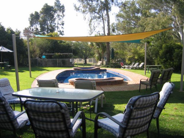 Bindaree Motel & Caravan Park - Corowa: Relax by the Swimming pool