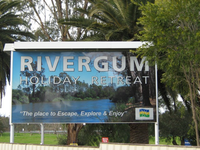 Rivergum Holiday Retreat - Corowa: Rivergum Holiday Retreat welcome sign
