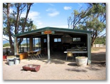 Harbour View Caravan Park - Cowell: Camp kitchen and BBQ area