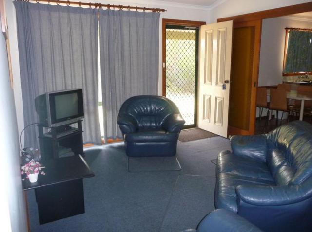 Cowell Foreshore Caravan Park & Holiday Units - Cowell: Cottage lounge room