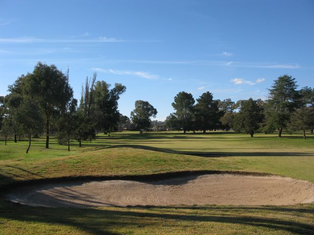 Cowra Golf Club - Cowra: Approach to the green on Hole 6