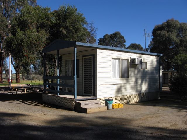 Cowra Holiday Park - Cowra: Cottage accommodation, ideal for families, couples and singles