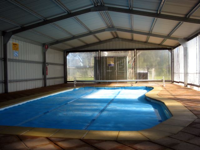 Cowra Holiday Park - Cowra: Under cover swimming pool.