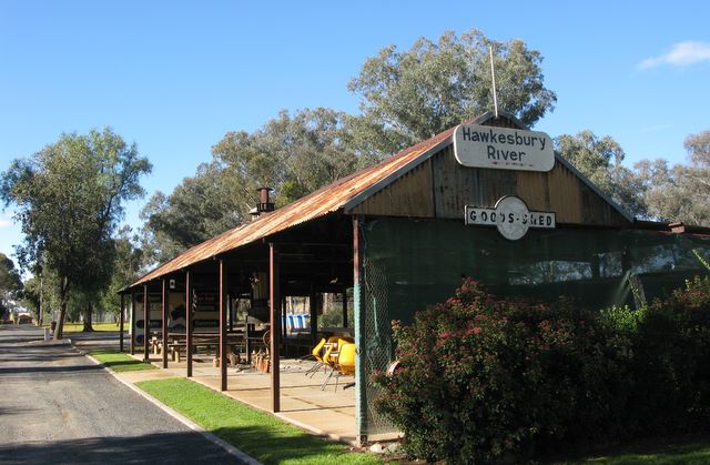 Cowra Holiday Park - Cowra: Camp kitchen and BBQ area