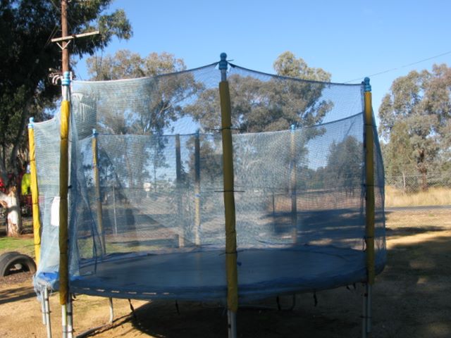 Cowra Holiday Park - Cowra: Enclosed trampoline for kids