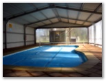 Cowra Holiday Park - Cowra: Under cover swimming pool.