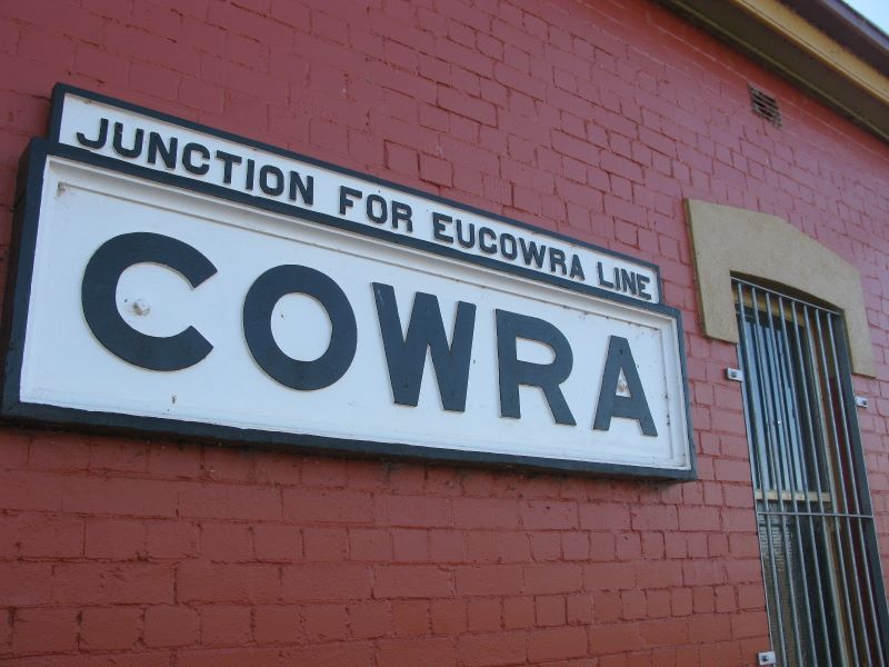 Cowra - Cowra: Welcome sign on Cowra Railway Station