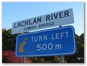 Cowra - Cowra: Lachlan River divides the town.