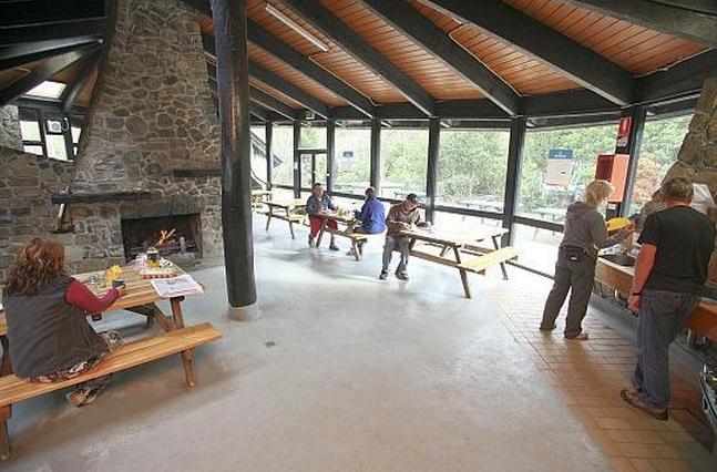 Discovery Holiday Parks - Cradle Mountain - Cradle Mountain: Camp kitchen and BBQ area