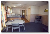 Discovery Holiday Parks - Cradle Mountain - Cradle Mountain: Overview of kitchen and dining room