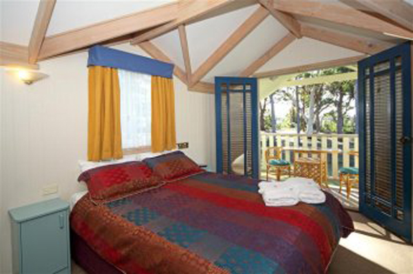 Swan Lake Tourist Village - Cudmirrah: Bedroom in Lake House Cabin