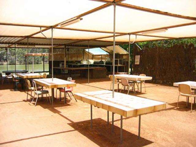 Fort Courage Caravan Park - Wentworth: Camp kitchen and BBQ area