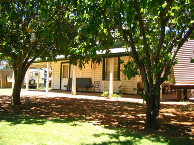 Fort Courage Caravan Park - Wentworth: Well maintained gardens and grounds