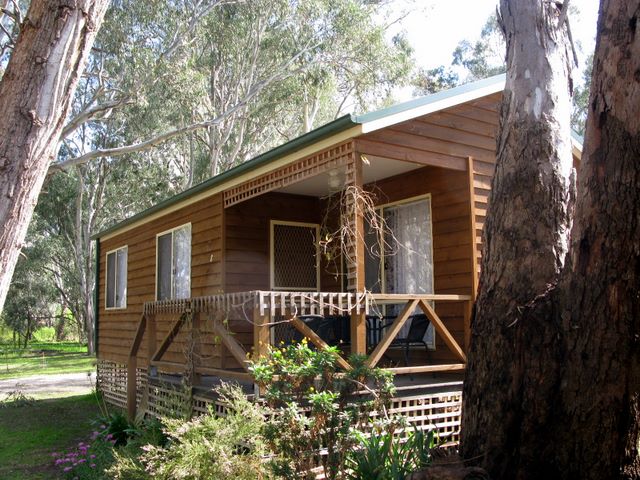 Darlington Point Riverside Caravan Park - Darlington Point: Cottage accommodation, ideal for families, couples and singles