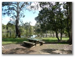 Jubilee Lake Holiday Park - Daylesford: Picnic table with views of the river