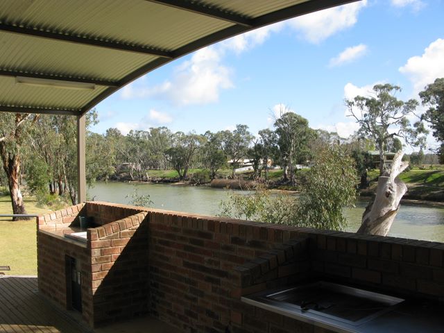 Big4 Deniliquin Holiday Park - Deniliquin: BBQ with river views directly in front of cottages