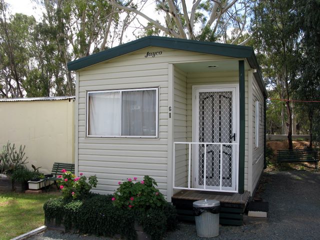 Deni Car-O-Tel Caravan Park - Deniliquin: Cottage accommodation, ideal for families, couples and singles