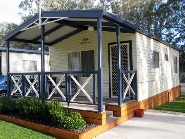 McLean Beach Caravan Park - Deniliquin: Cottage accommodation, ideal for families, couples and singles